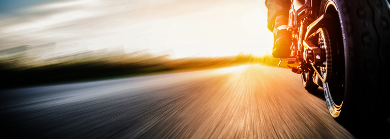 Motorrad auf der Autobahn – Mit der Motorrad-Garantie sind Sie immer geschützt.